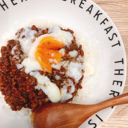 なすとたまねぎをいれて作りました！
カレールゥを使うので手軽に作れました！
温泉卵がいい仕事してくれます(^^)